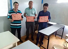 不定期评选出优秀的从业人员