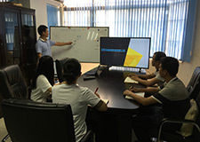 管理人员在进行分析改进服务问题